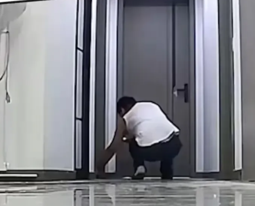 江苏，一女生手头比较紧，只能跟一名男生合租。好在男生是有女友的，女生还算放心。但