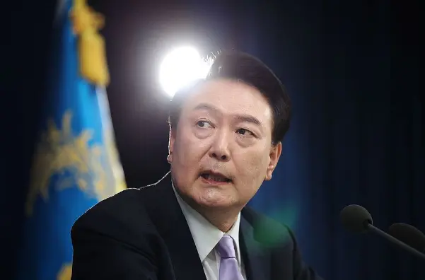 尹锡悦被停职还“加薪”，在韩国引发批评