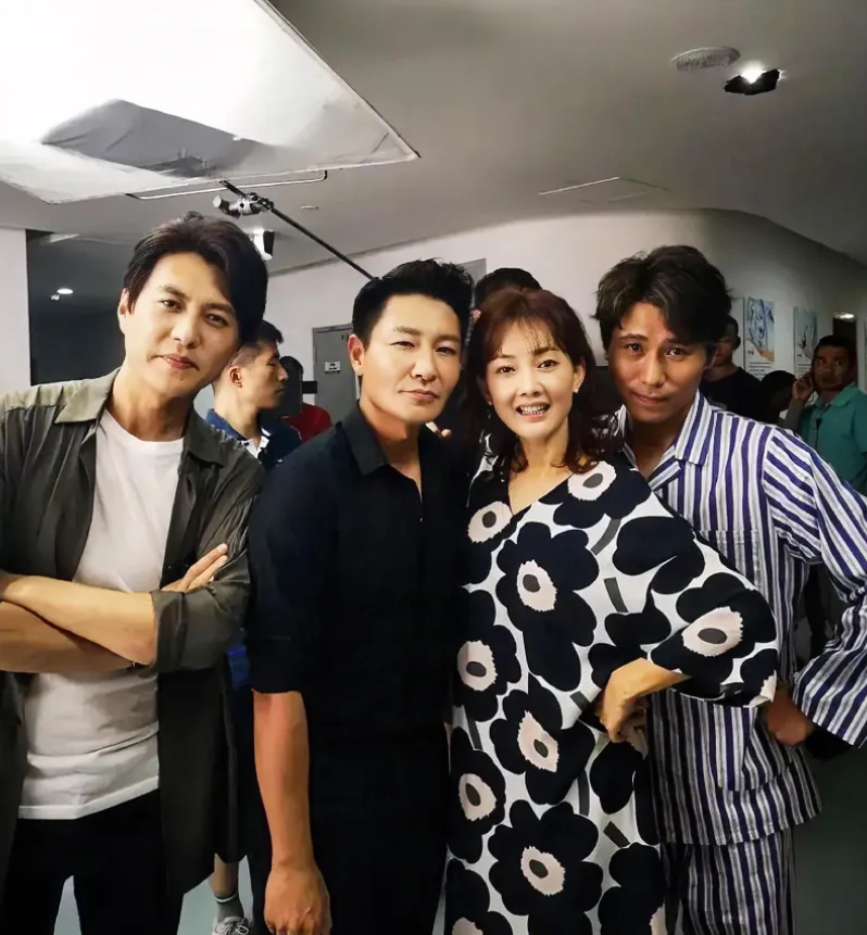 你看人家靳东，英俊帅气，一脸正气。李宗翰，也是中规中矩，一本正经。只有李乃文，躲