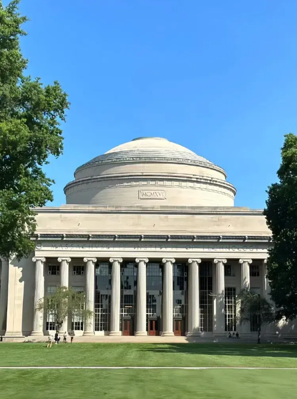 斯坦福大学怎么样？

斯坦福是一所顶级的私立研究型院校，在美国能排到前三，也有人