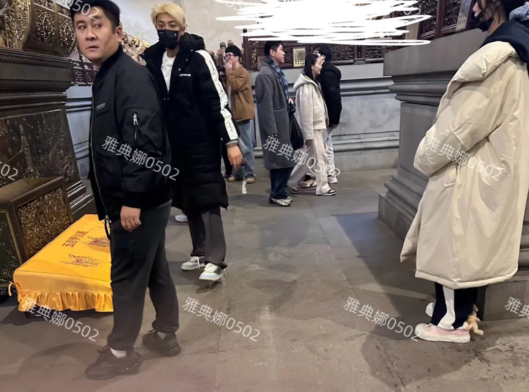 杭州径山寺偶遇黄子韬和徐艺洋!
黄子韬个子很高，皮肤有点儿黑一头金发在人群中很显