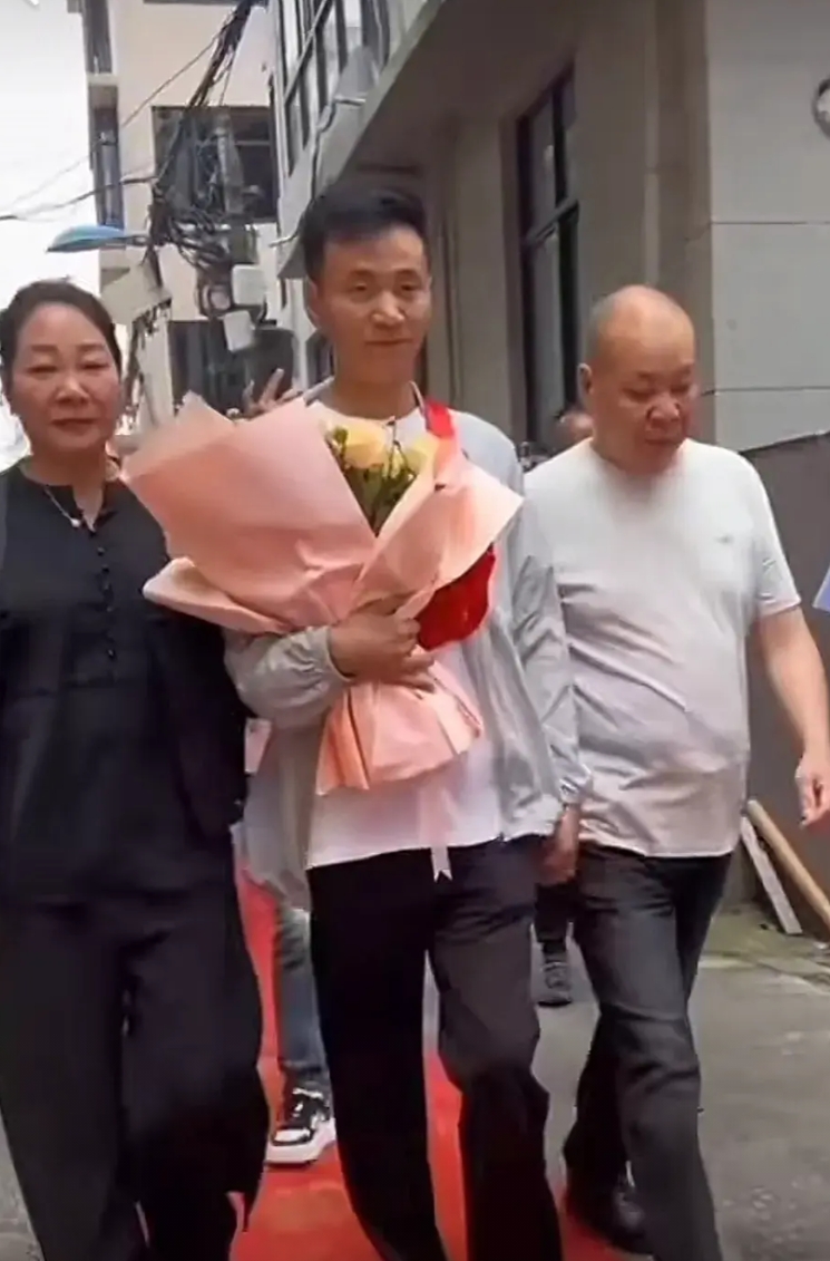 2024年，浙江温州1身价上千万的商人，突然接到电话：你33年前夭折的儿子在找你