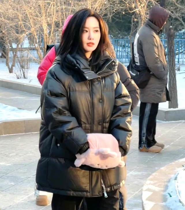 刘诗诗这是在哪拍戏？外面都下雪了，公园的草地上都是白雪，刘诗诗穿着黑色羽绒服，手