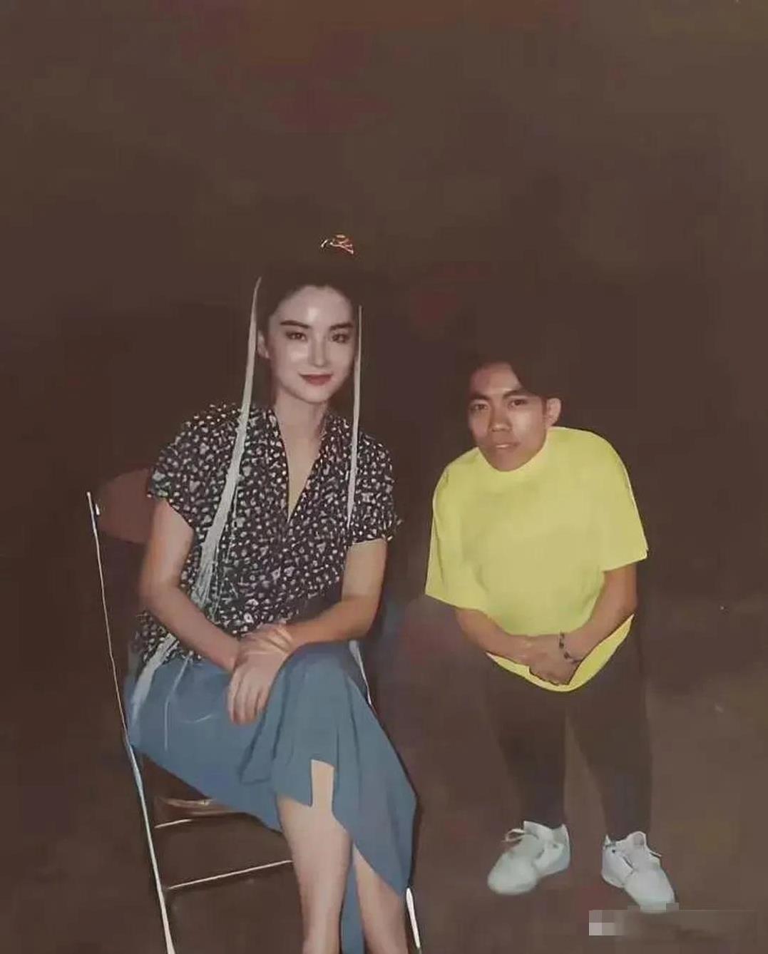 这是92年，林青霞拍戏时的合影。
一颦一笑，举手投足间，尽显巨星风范！
看这