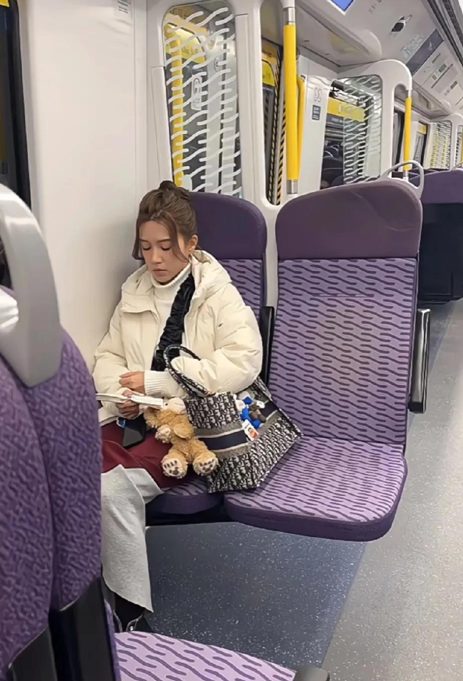 香港坐地铁真的很容易偶遇明星，有人认得她吗？
近日，某网友在个人社交账号分享在香