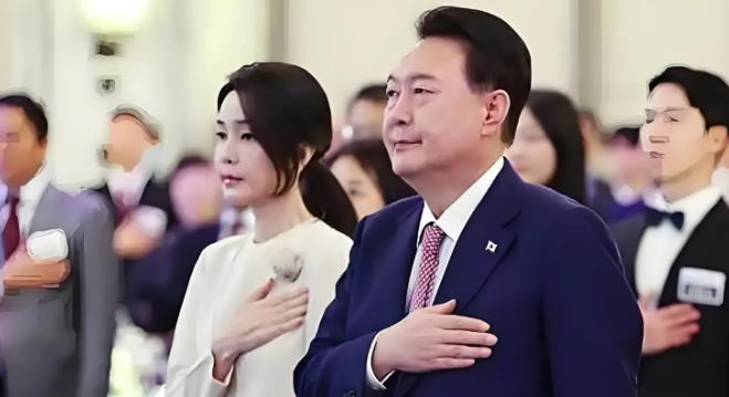 尹锡悦成为了众矢之的，如果他进去了，无人特赦。

文在寅当选韩国总统后，对尹锡悦