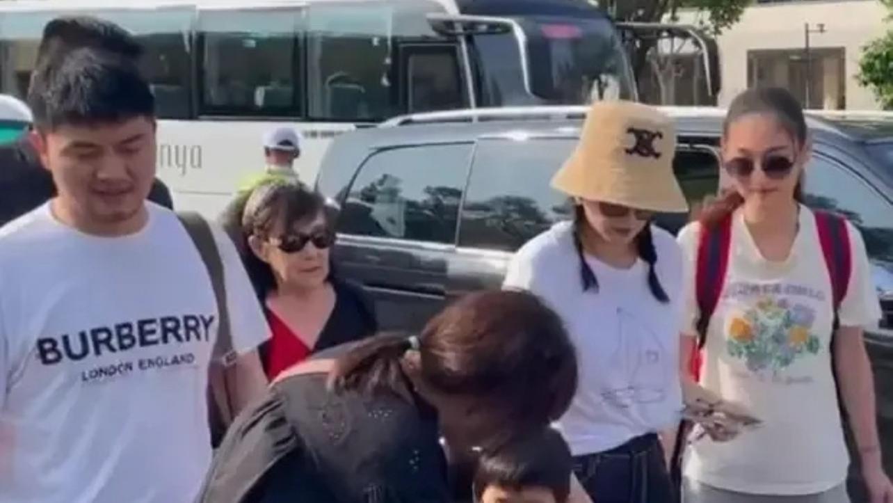 离婚后的章子怡携子亮相阿那亚戏剧节，母子情深温馨全场！