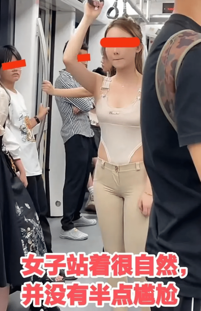 浙江女子穿带“沟”衣服坐地铁，很难想象她是心理感受是什么样的！