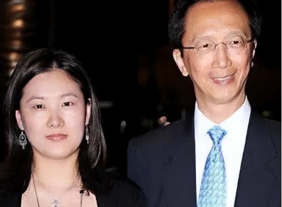 2019年，67岁的梁锦松为了让伏明霞生孩子，花100亿买下亚洲最豪华的大医院，