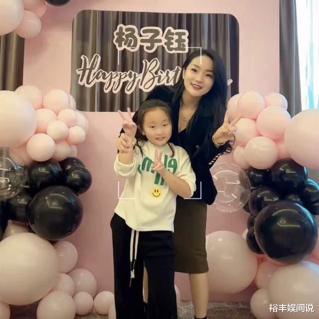 网红杨子钰遭爸爸暴力抢夺，现场哭喊：别打我妈妈，曝详细过程（杨子轩网红个人资料介绍及图片）-第5张图片-九妖电影
