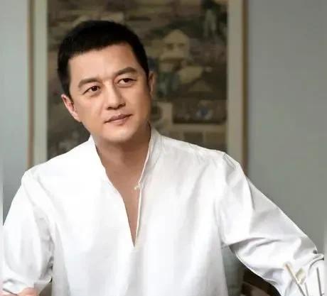 一次，主持人问李亚鹏：“当初，很多男人都特别羡慕你，能娶到一位天后级的老婆！