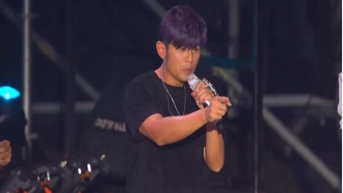 周杰伦新加坡演唱会《被点蔡依林的歌》 1秒高EQ机智化解被赞翻