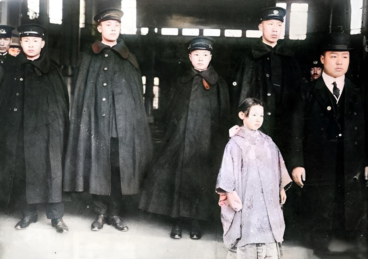 1915年，满蒙贵族子弟在日本留学。他们中大多进入日本的军校，学习军事，期望复辟