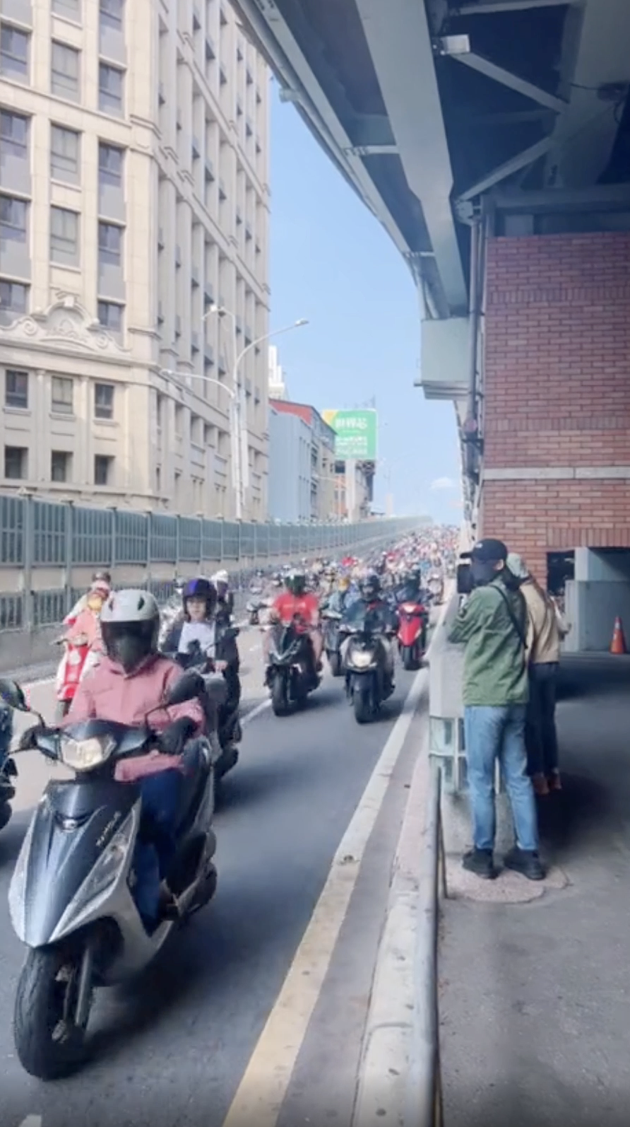 网友拍摄的台湾某地下班名场面，这景象在内地已经20年都没见过了，台湾的时间就好像