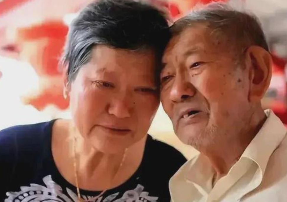 2014年，百岁台湾老兵，耗时66年，终于找到亲生女儿。谁料，一见面，女儿伸手搀
