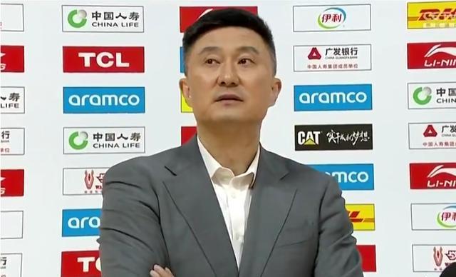 杜锋赛后表情快哭了！镜头前诉完苦就瞄准球迷，对比杨鸣差距太大