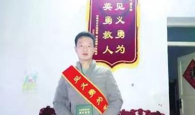 泪目！2022年，27岁河南小伙跳河救人，在体力耗尽时，他给被救女子说了句遗言：
