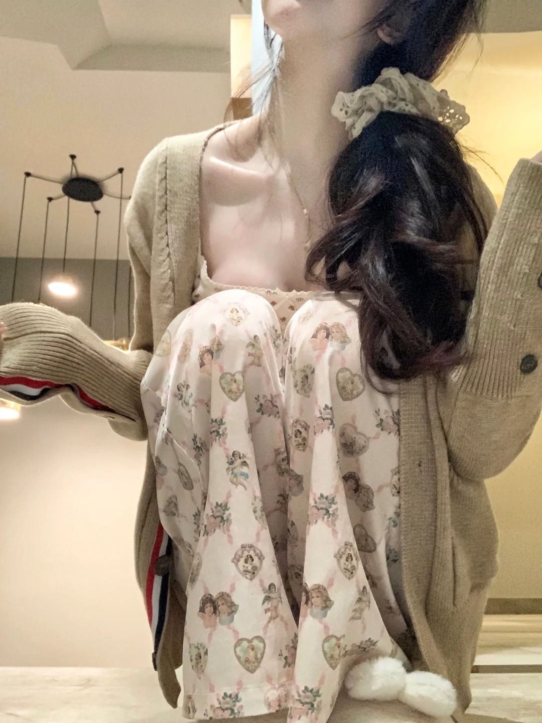 有点乖乖女的一件
本来是买了一条和这件棕色超级超级搭的下装
结果迟迟不给我发货！