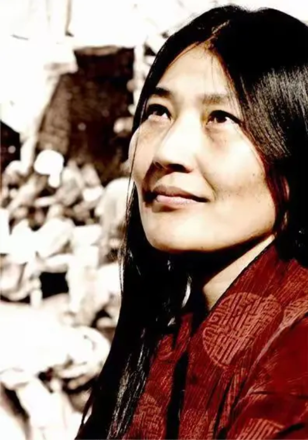 德国音乐家老锣的两任中国妻子。

老锣和龚琳娜，在中国拥有非常高的知名度，因为《