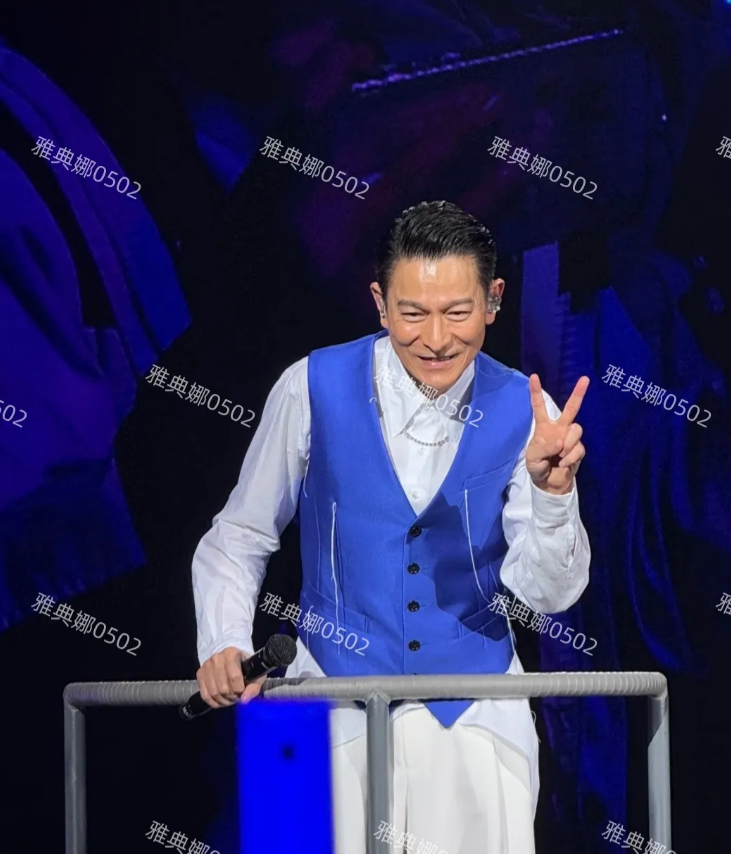 演唱会上的刘德华真的让现在的小鲜肉汗颜，63岁该退休的年纪，他依然像个小伙子一样