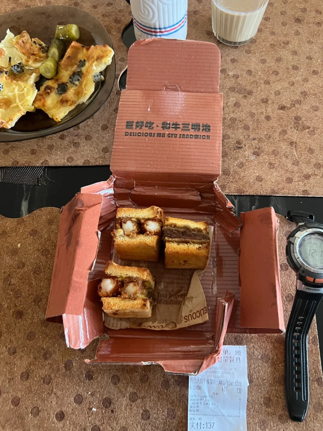 三明治太小是不是应标明一下规格
早晨点了一份网红三明治。137元。送来后还是有点