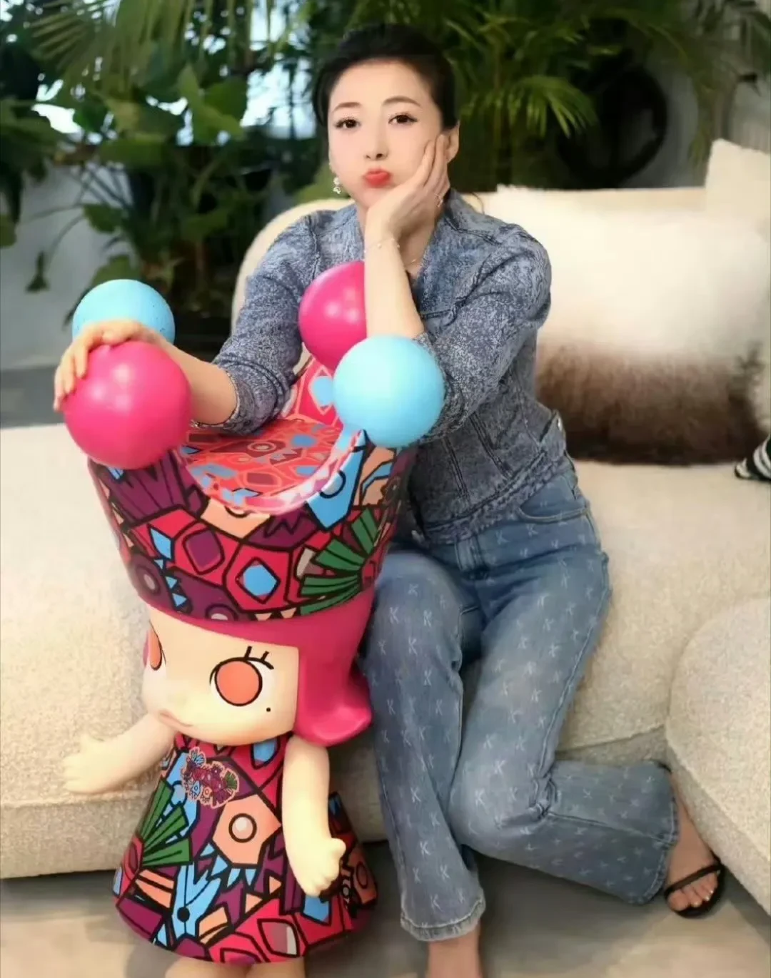陈紫涵还戴足戒呢，不仔细看还真不显眼
