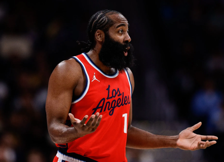 不出意外，哈登本赛季总得分还会超越这4位名宿：

哈登：现在总分26681分，历