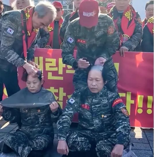 韩海军老兵夫妇现场剃头，抗议尹锡悦