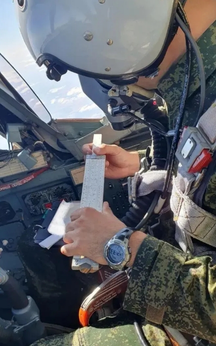 这是俄罗斯飞行员在天上玩计算尺？太高雅了......

中俄在武器技术上的差距越