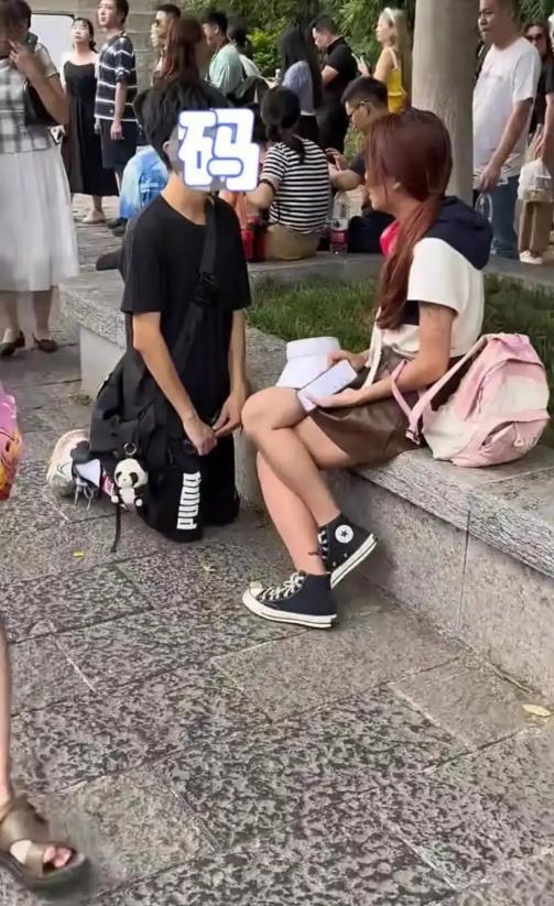 男孩跪求女友不分手，已经跪了一个小时了