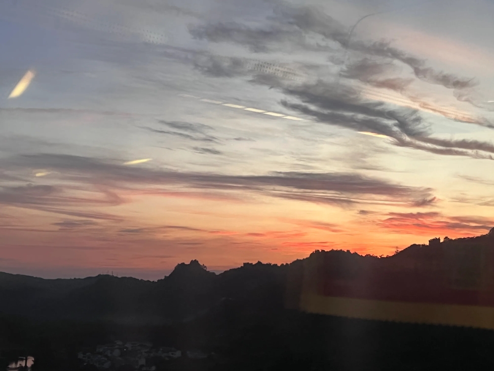 最近重庆持续高温，未来一星期仍然每天40℃以上，昨天全市大部分地区通知延期一星期