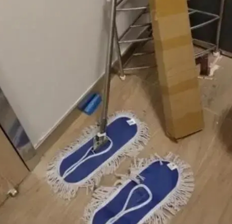 后悔的机会都没了！江苏苏州，男子路过酒店储藏室时，发现里面有很多矿泉水，遂顺走一