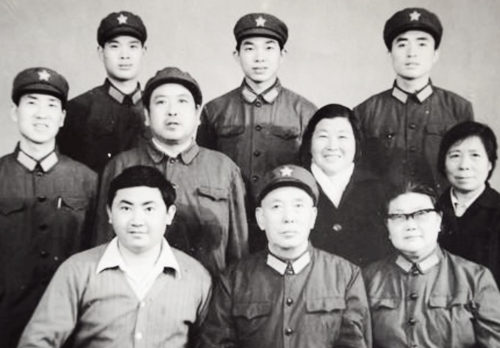 上世纪70年代末，成都的河政人员沿着南河巡查，不少钓鱼的同志纷纷“躲藏”。这时，