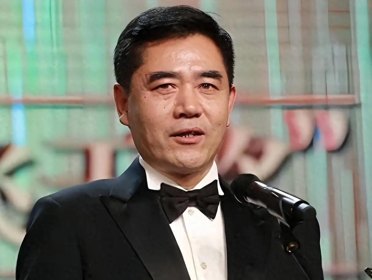 1995年，《大宅门》开始筹拍，男主定了陈宝国，已经给了他9万片酬。
可是进组后
