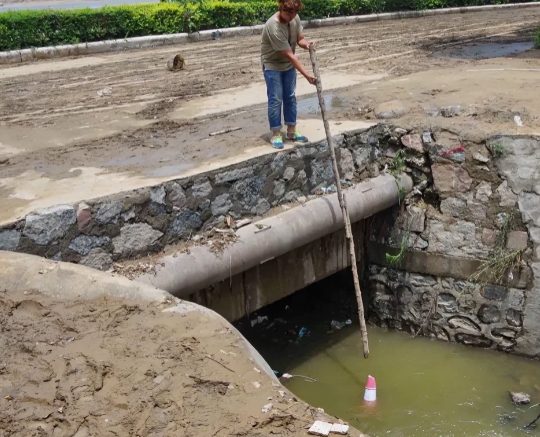 “冤么？”广西贺州，一男子与女网友相约见面时，一起到KTV喝酒。男子将醉酒女网友