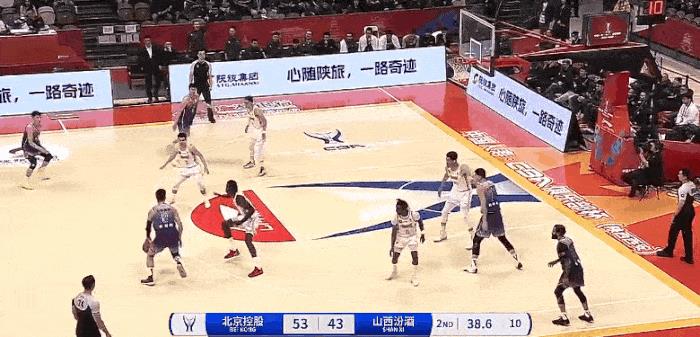 这球不错！朱松玮成功完成自投自抢！
在今天CBA俱乐部杯北控对阵山西的第二节比赛
