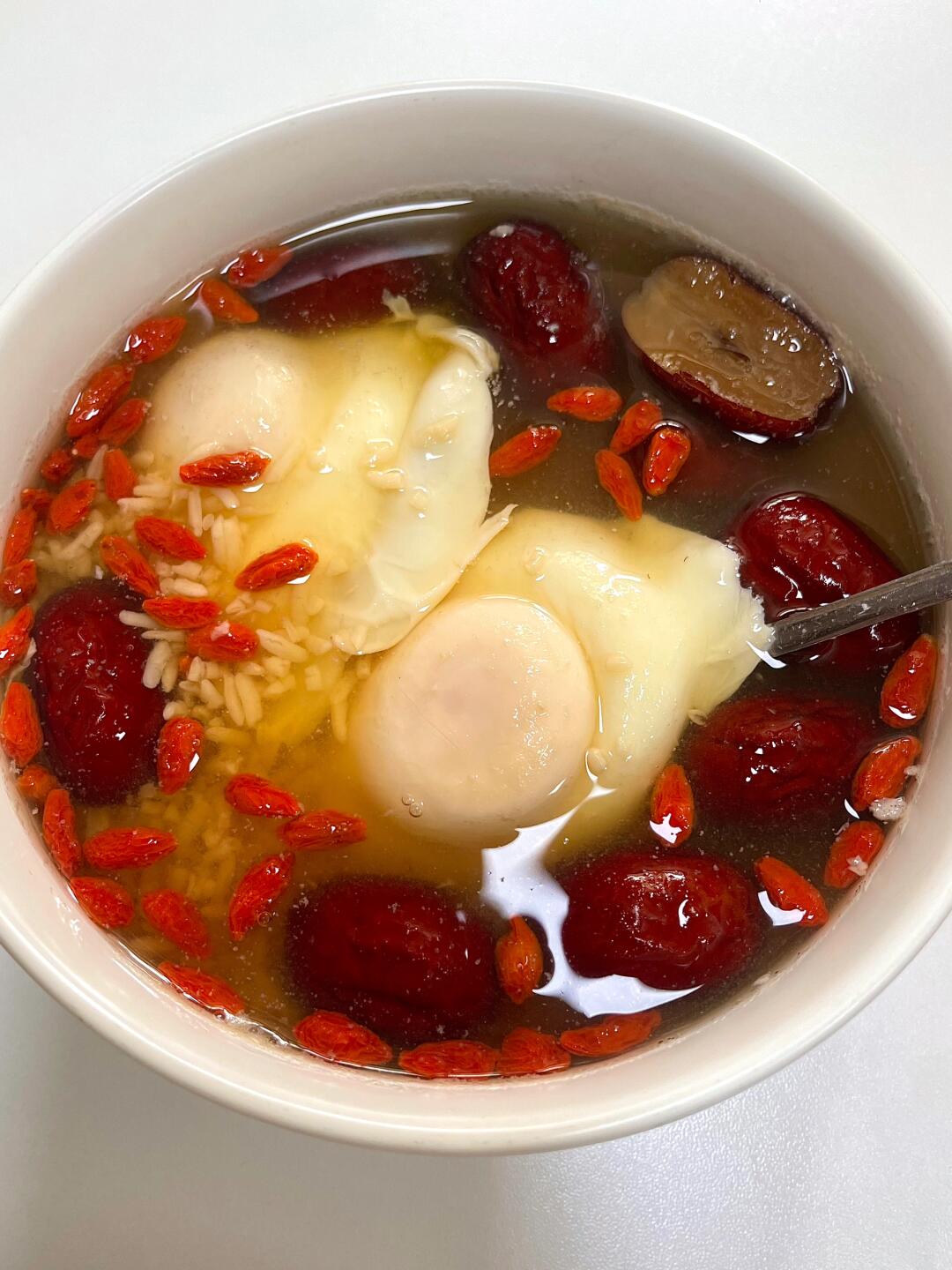 红糖酒酿鸡蛋！！
补血养颜 暖宫驱寒 对女孩子太友好啦！
特别是姨妈期真的很需要