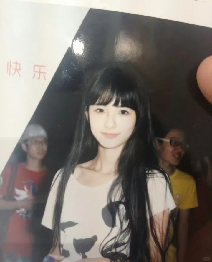 好想看看班花是啥样的
想看看你们美丽的班花
我认为班花不用多么惊艳，过于惊艳的班