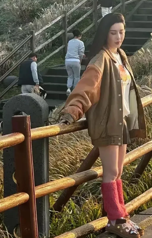 你能想象得到吗？生活里的韦雪和我们印象中的样子居然有差别。她呢，也就是穿着比较时