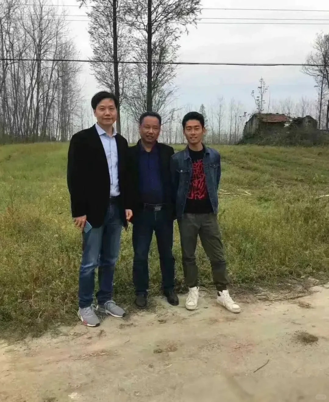 雷总回到村里很接地气
雷军提醒大家：不论财富多少，地位高低，回到家乡就是普通人。