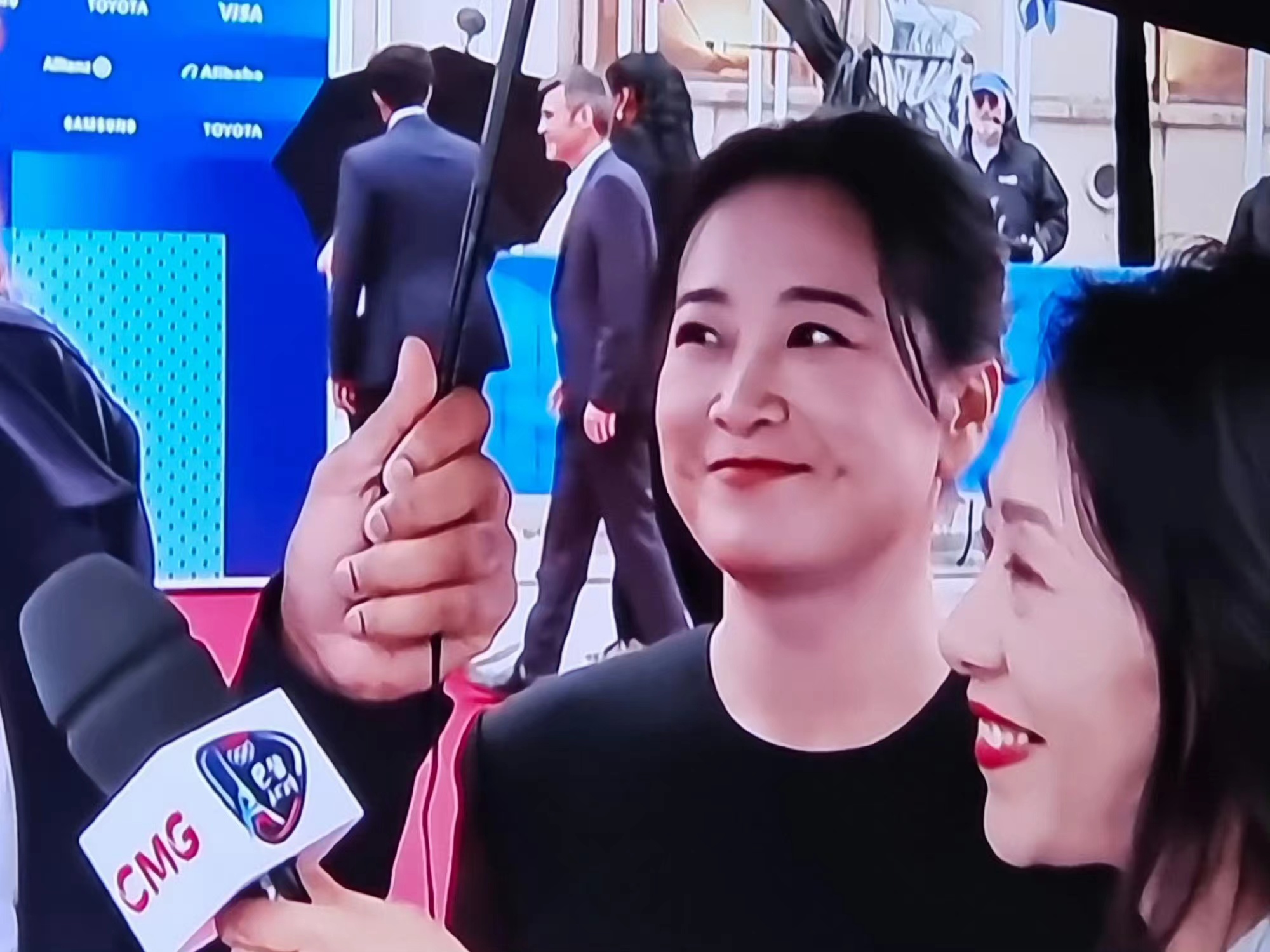 贾玲身着PRADA西服套装，现身巴黎卢浮宫，受邀出席国际奥委会欢迎晚宴，她还会亮