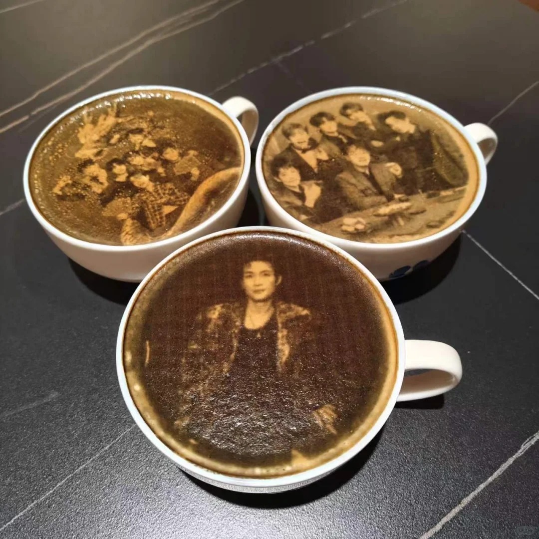 要去瑞幸结果没位置去了对面的咖啡店
然后在看菜单的时候老板问是不是看陈楚生演唱会