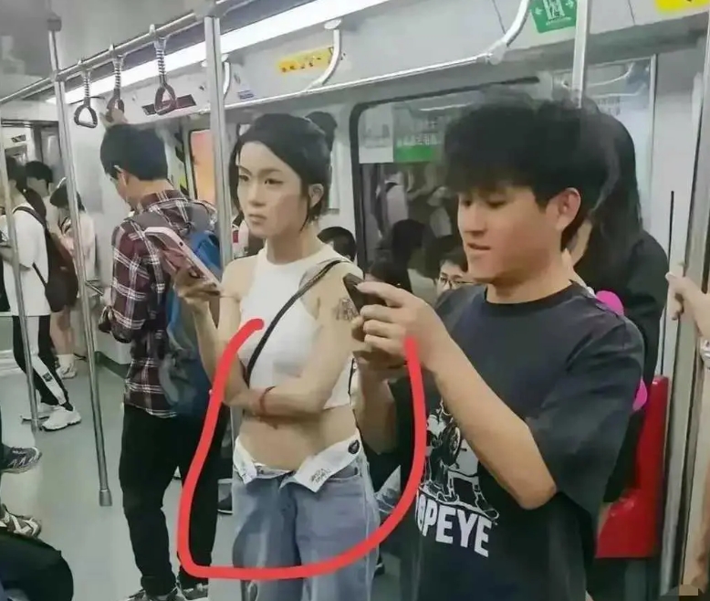 在地铁上看见的，挺漂亮的小姑娘，她不尴尬吗？