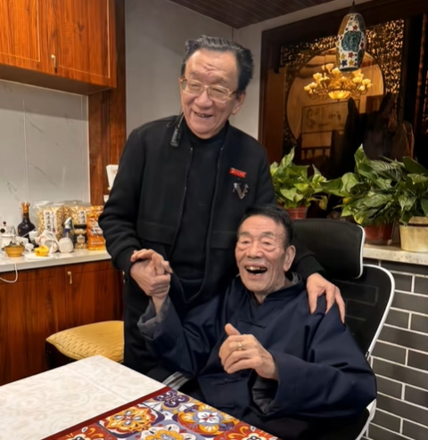 77岁的侯耀华，去看望93岁的杨少华。叔侄俩一见面，杨少华就哭了出来，还把自己盘