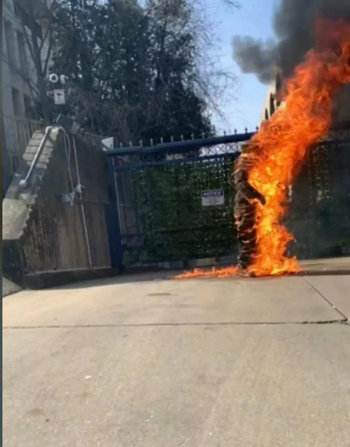 看了完整的无打码视频，他变成火人之后还坚持站立了四十多秒不倒下，直到最后一刻

