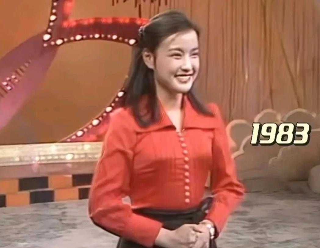 时隔42年，刘晓庆再次穿上了当年登上春晚时的红衬衣。
时光匆匆流逝，她的脸依旧光