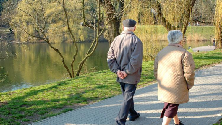 长期静养与每天锻炼的人，谁更长寿？调查7047名老人，告诉你真相