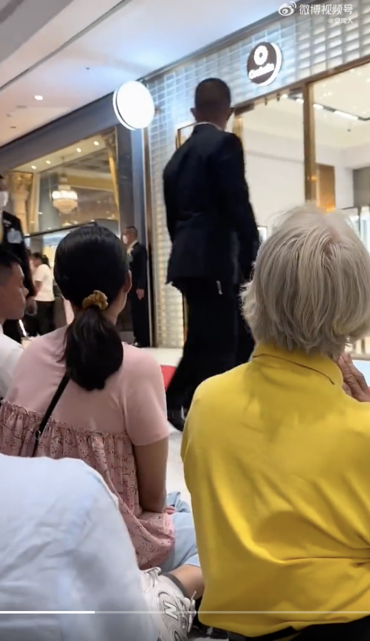 近日，一中国女孩在泰国旅游，逛街被封在商场里，原来是国王来了，视频中泰国民众均是