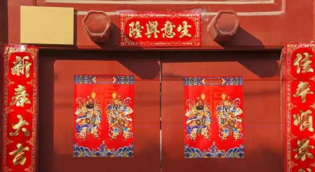 对联应该怎么贴？七十岁的奶奶告诉我：贴对联也是一件很讲究的事情，不仅要注意平仄，