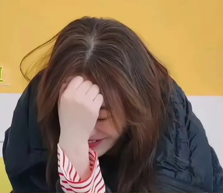 李小冉这白头发不按常理长呀，
看她头发的颜色，
应该是染的时间不久，
为什么会有